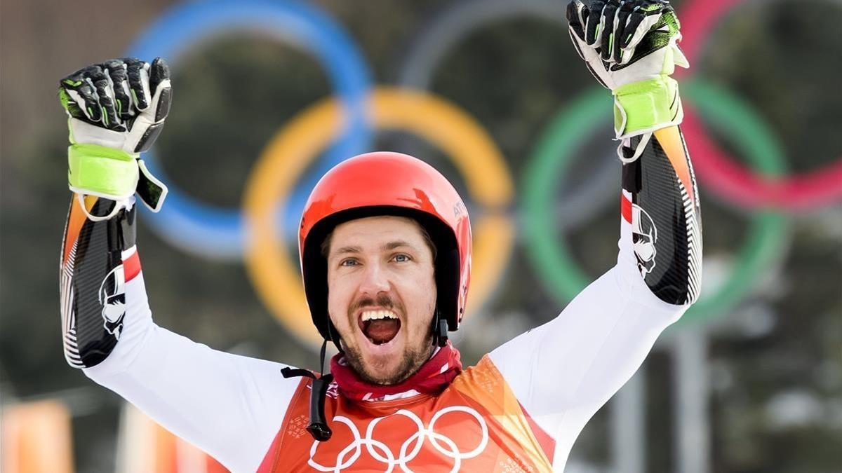 Marcel Hirscher celebra su victoria en el gigante.