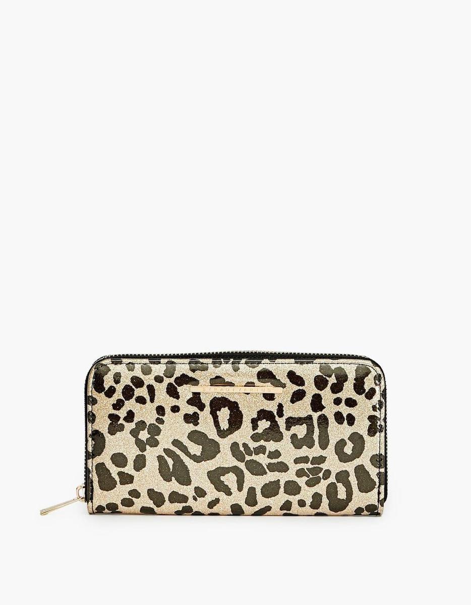 Monedero con cremallera de leopardo de Stradivarius. (Precio: 9, 99 euros)