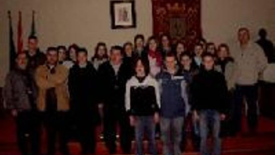 El alcalde recibe a los alumnos franceses que están de intercambio en el colegio Santo Angel