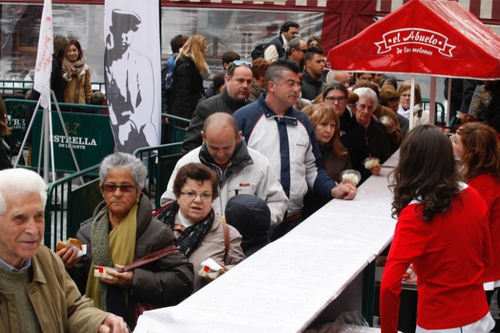 Reparto de pasteles de carne en la plaza del Romea