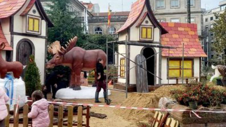 Ultiman la decoración de la plaza de España, uno de los focos de la Navidad