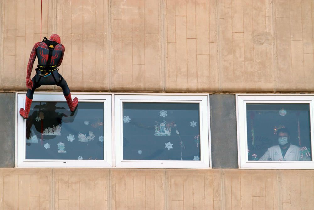 El Materno Infantil recibe la visita sorpresa de Spiderman