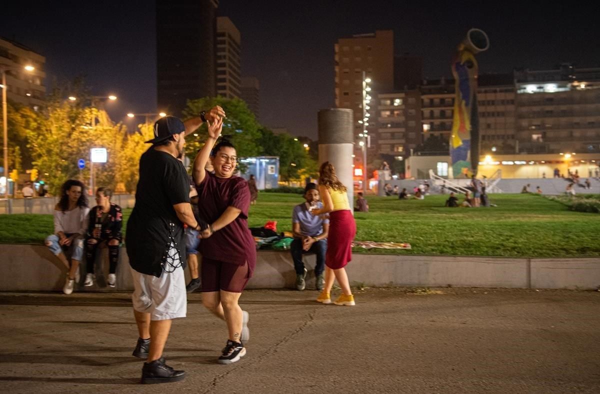 Una pareja baila al ritmo de bachata en el parque Joan Miró.