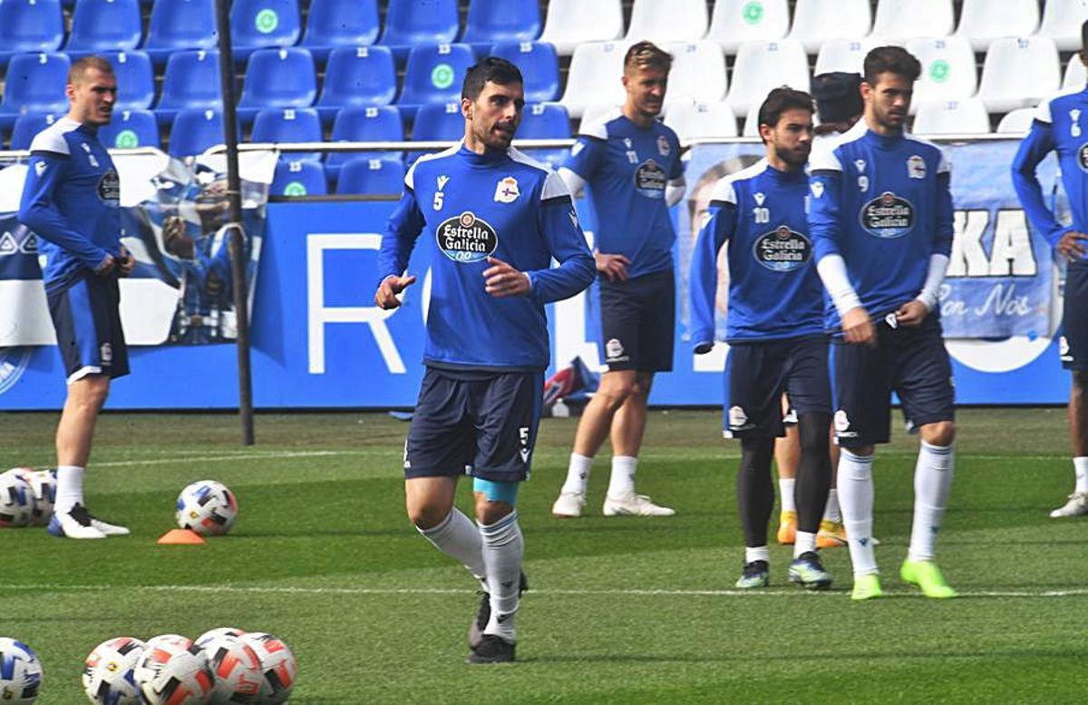 Eneko Bóveda, en un entrenamiento en Riazor. | // CARLOS PARDELLAS