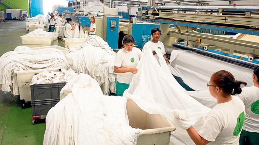 Schwerstarbeit - auf Mallorca und den Nachbarinseln sind rund 3.000 Menschen in Wäschereien tätig.