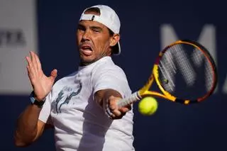 Nadal pisa las pistas de Godó pendiente de sus molestias abdominales