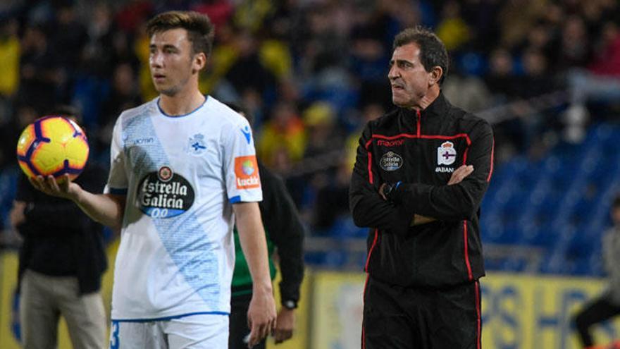 Bernardo Tapia observa el partido desde la banda ayer en Las Palmas. | LOF