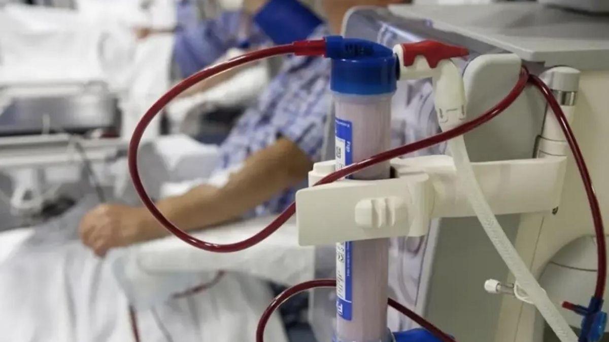 Un paciente sometiéndose a un tratamiento de diálisis.
