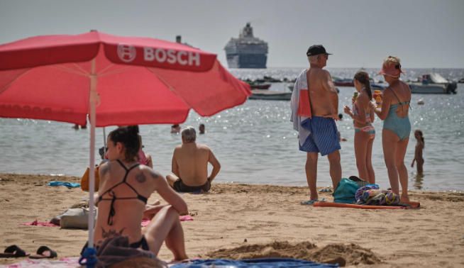 Colas para llegar a la playa de Las Teresitas .