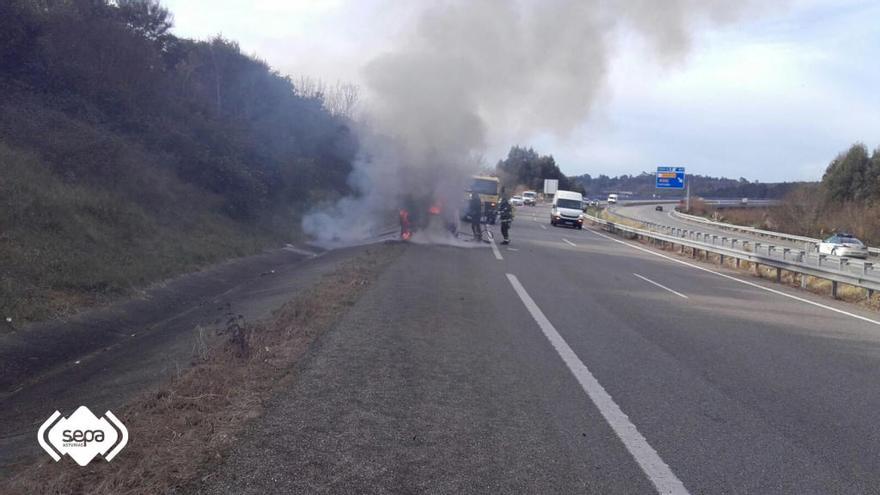 Arde un vehículo que circulaba  por la A-8 a la altura de Soto del Barco