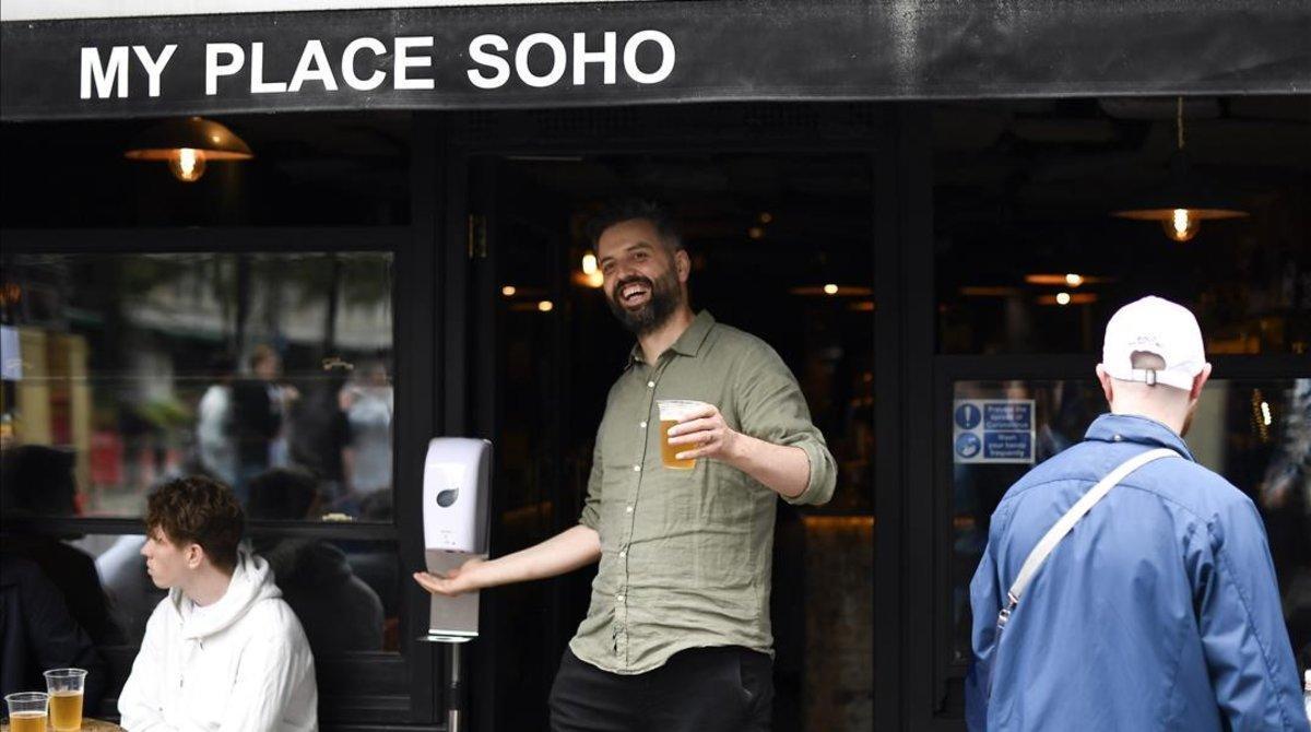 zentauroepp53991397 a man holds a pint of beer outside a pub in soho  as the cap200704174923