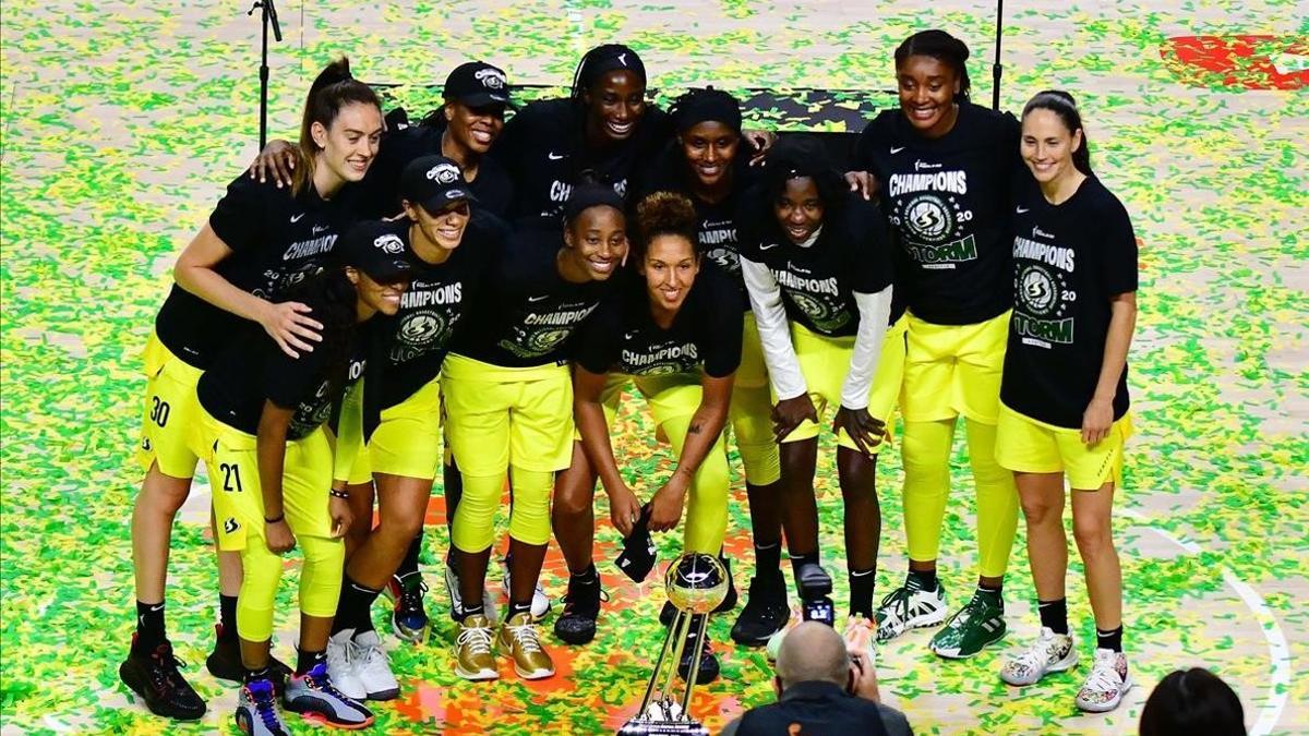 Las jugadoras de las Seattle Storms posan después de conquistar el título de la NBA femenina