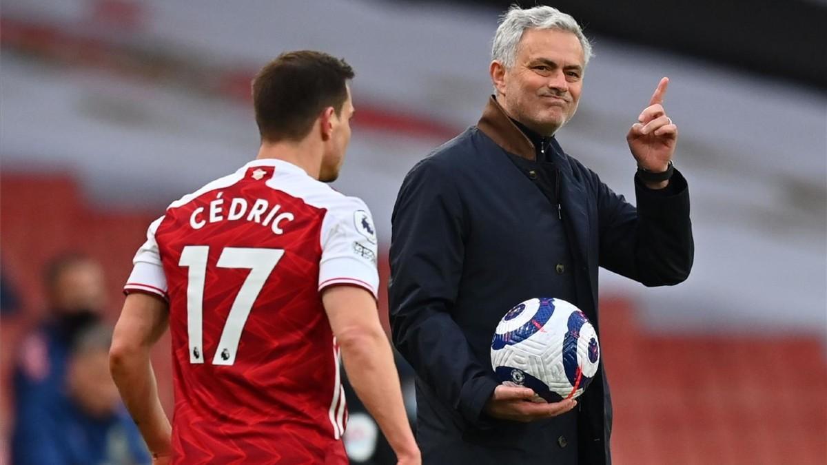 José Mourinho, entrenador del Tottenham, gesticula durante el North London Derby