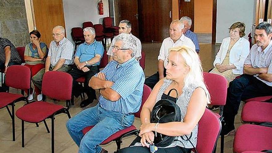 Los afectados se reunieron ayer en una asamblea celebrada en Curro.