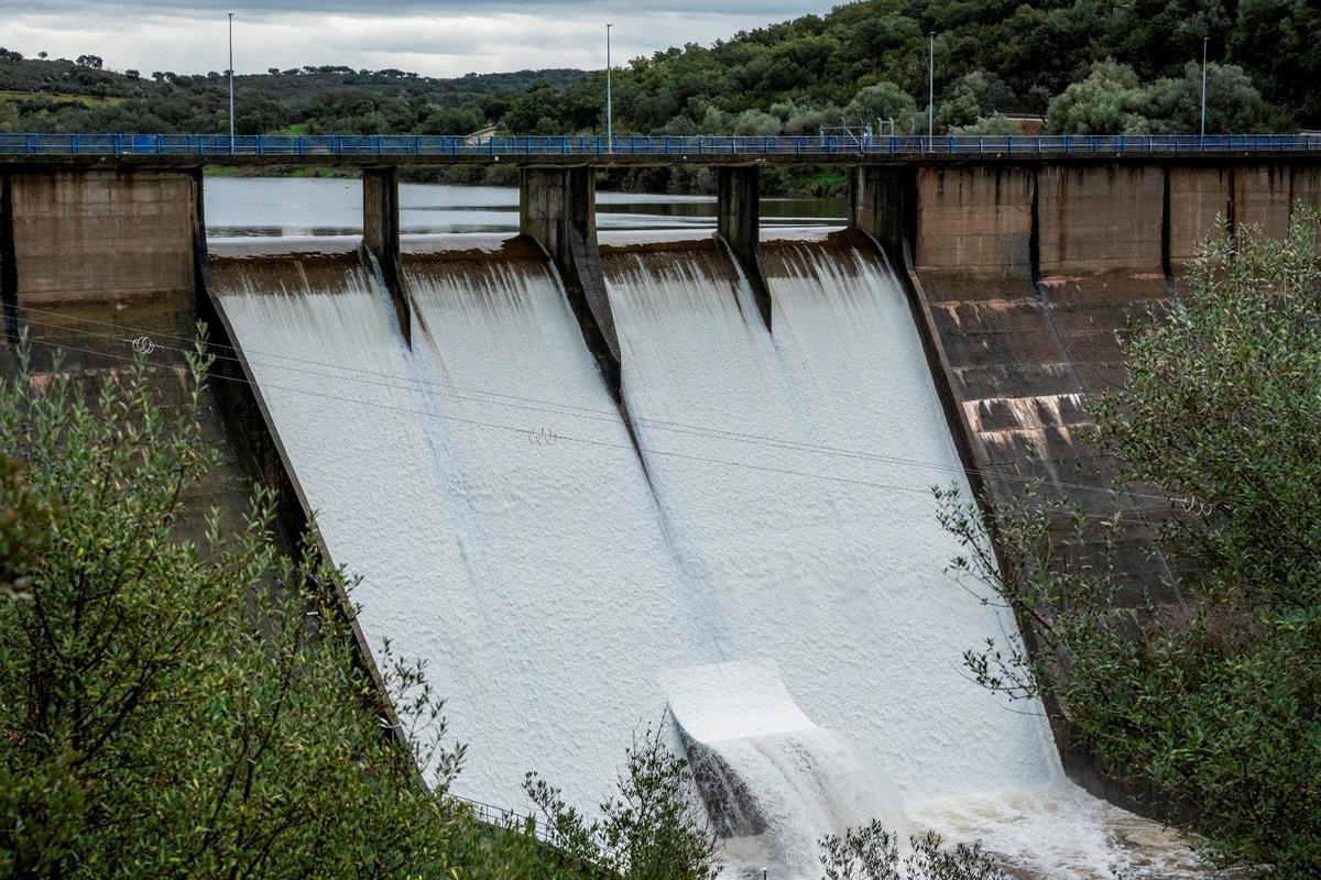 El embalse de Villar del Rey, aliviando agua.