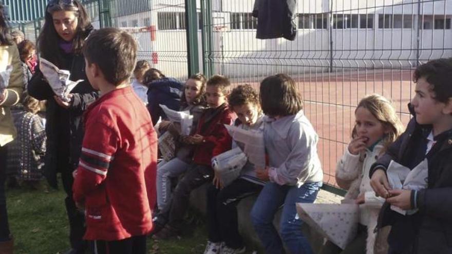Los escolares en las inmediaciones del colegio con los cucuruchos.