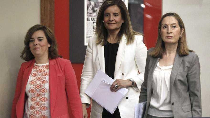 La ministra Fátima Báñez, entre la vicepresidenta Saez de Santamaría (i) y Ana Pastor, ayer.