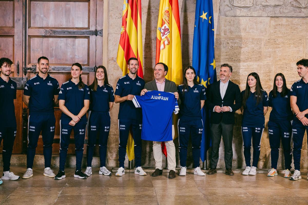El President va rebre una samarreta de la selecció amb el seu nom.