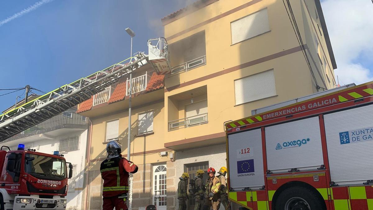 Los Bomberos de Vigo rescatan a una mujer de un incendio en Chapela