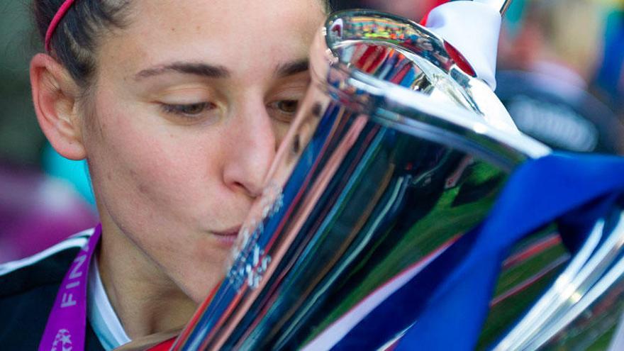 Vero Boquete con el trofeo tras vencer en Berlín en la final de la Liga de Campeones Femenina de la UEFA ante el Paris St. Germain.