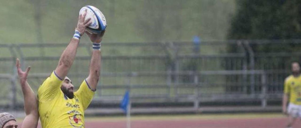 Un jugador del Belenos coge el balón en una touch ante el Oviedo.