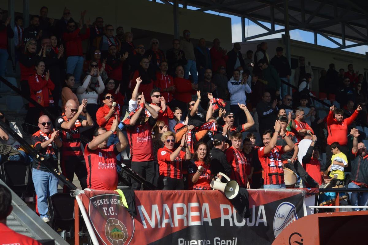 La afición de Saler Puente Genil anima a su equipo en el Manuel Polinario.