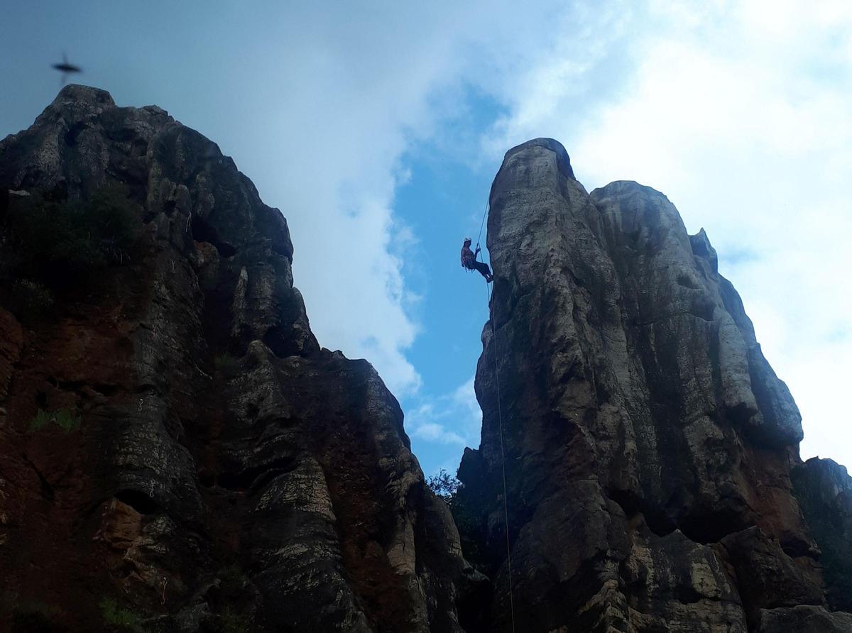 Imagen de una persona escalando en la Subbética.