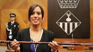 La alcaldesa de Sabadell, Marta Farrés, sujetando la vara de mando de la alcaldía en el pleno de investidura de 2019.