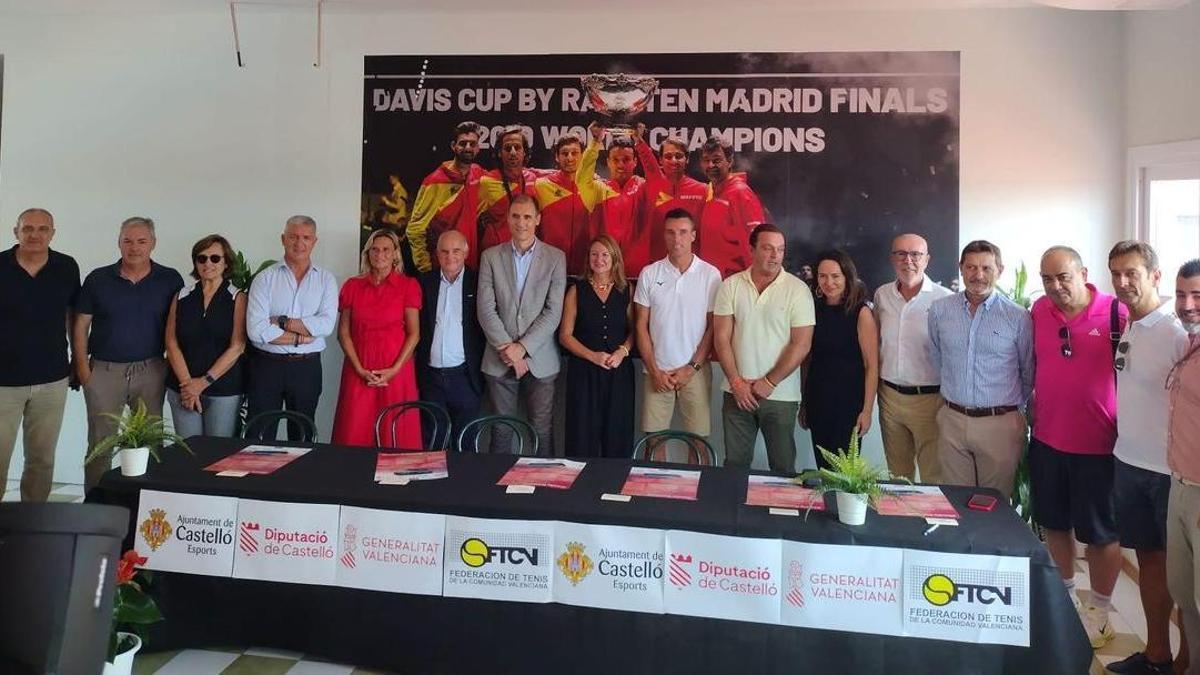 Representantes de instituciones y Roberto Bautista, junto a colaboradores y patrocinadores del Circuito Provincial de Tenis de Castellón 2026.