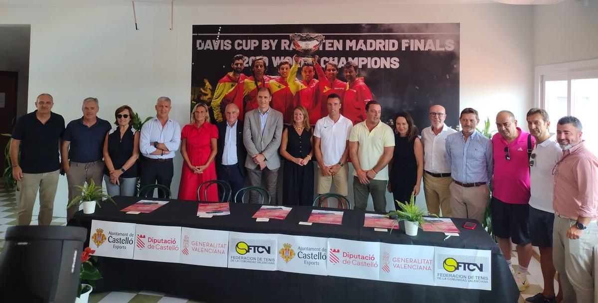 Representantes de instituciones y Roberto Bautista, junto a colaboradores y patrocinadores del Circuito Provincial de Tenis de Castellón 2026.
