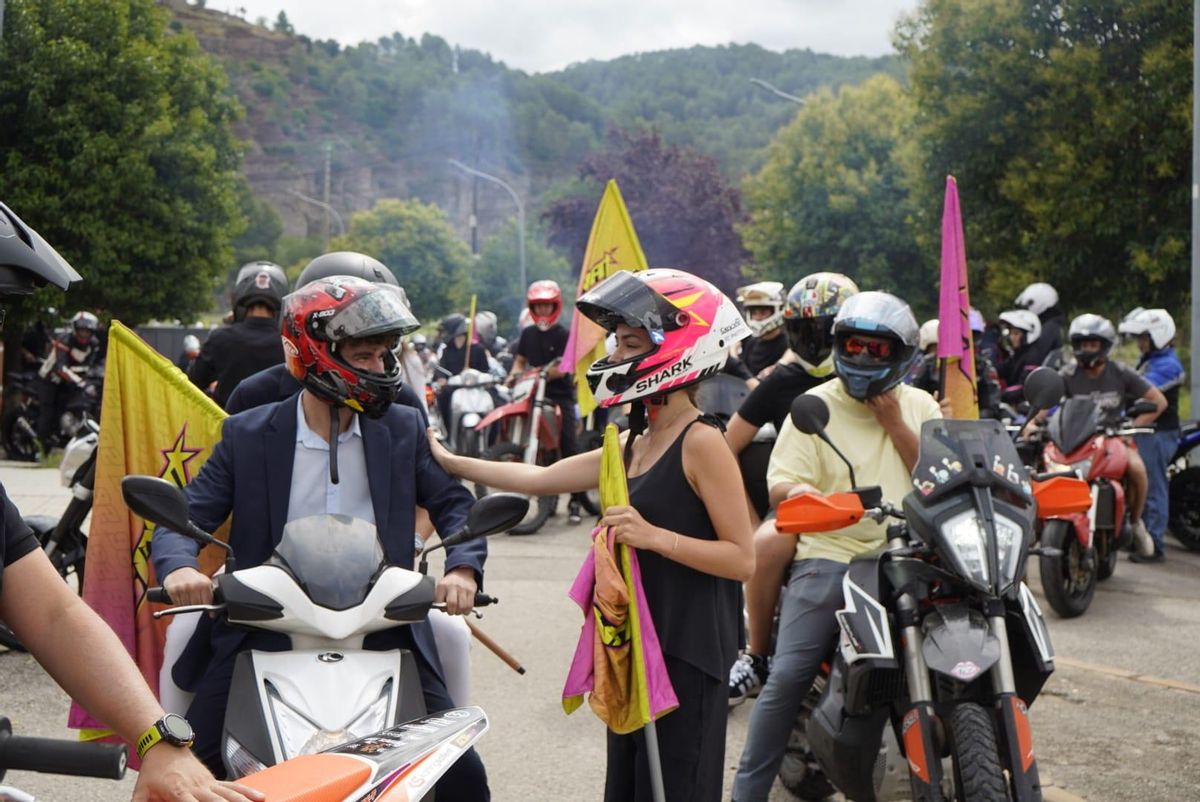 Centenars de motoristes homenatges el pilot Pau Alsina en una marxa per Sallent