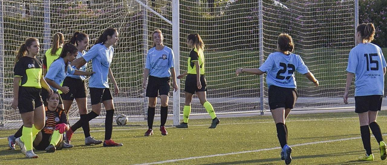 Las chicas del Ciutat de Xàtiva amateur celebran un gol en el partido ante el Càrcer.