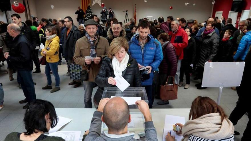 Largas colas en algunos colegios al arrancar las elecciones catalanas