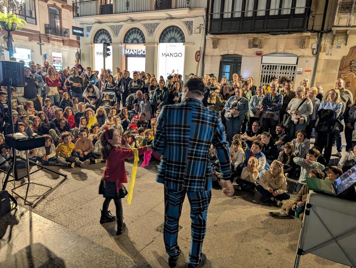 Alta asistencia a la jornada de magia en la calle en Els Quatre Cantos, en el centro de Castelló.