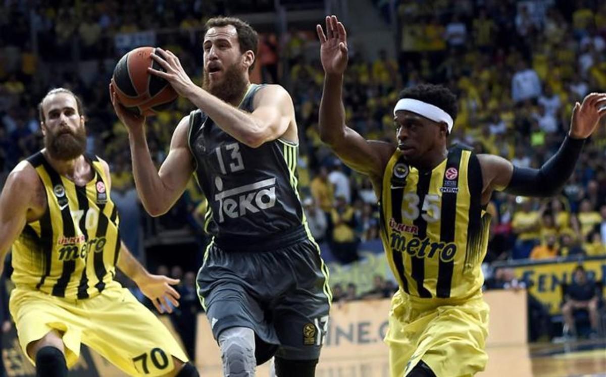 Sergio Rodríguez penetra a canasta ante la defensa de Bobby Dixon