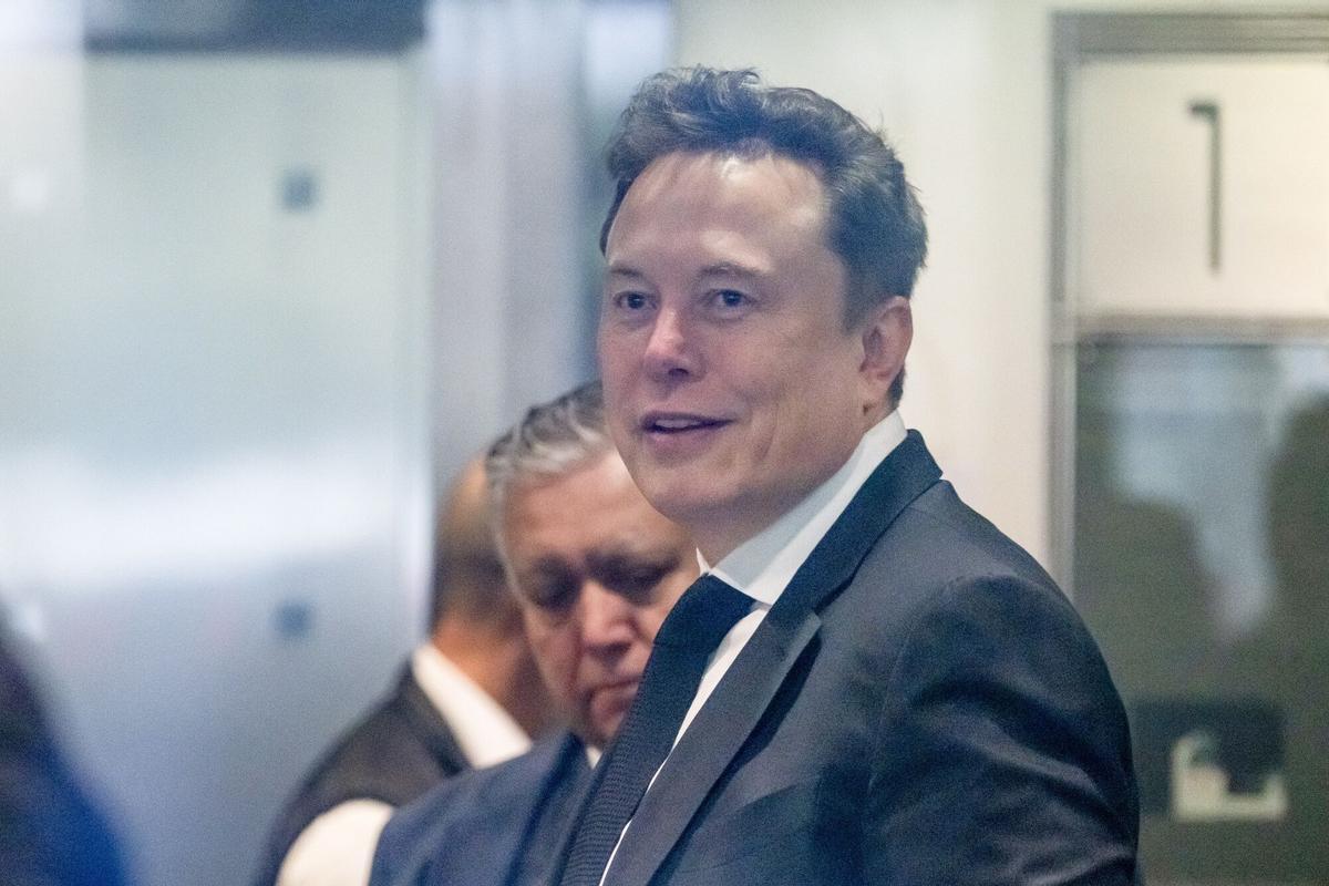 Elon Musk, llegando el martes al juicio contra Sam Altman.