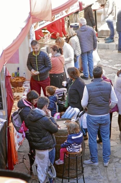 Auf dem traditionellen Markt im Pueblo Español (1. bis 10. 12.) geht es diesmal ausgesprochen musikalisch zu. Täglich sorgen Musikgruppen in dem Miniaturdorf für Weihnachtsstimmung. Die Stände sind bereits ab mittags geöffnet. Der Eintritt kostet 5 Euro, dafür gibt es aber auch einen Becher Glühwein.