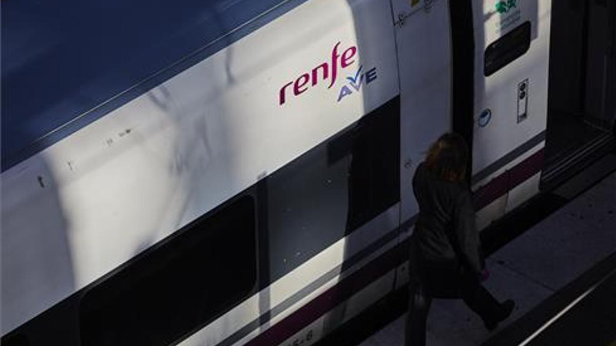 Un tren de alta velocidad en la estación de Atocha (Madrid)