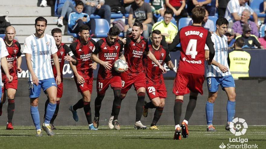 Fin a la racha sin encajar gol en la era blanquiazul de Sergio Pellicer. El Málaga ha estado más de dos partidos dejando su portería a cero. El Mirandés, que ya advertía ser un rival duro, peligroso y eficaz a la hora de anotar, rompió la racha blanquiazul desde la llegada de Sergio Pellicer. El técnico de Castellón se estrenó a los mandos del primer equipo con victoria por la mínima en La Rosaleda frente a la Ponferradina y, además, aumentó sus minutos sin encajar fuera de casa contra el Fuenlabrada. Ante los burgaleses se logró mantener la racha sin perder, pero la portería de Munir fue batida en dos ocasiones, primero por Marcos De Sousa y después por Merquelanz desde el punto de penalti. De esta manera, el Mirandés de Andoni Iraiola frenó en 234 minutos la buena racha defensiva de los blanquiazules con Pellicer.