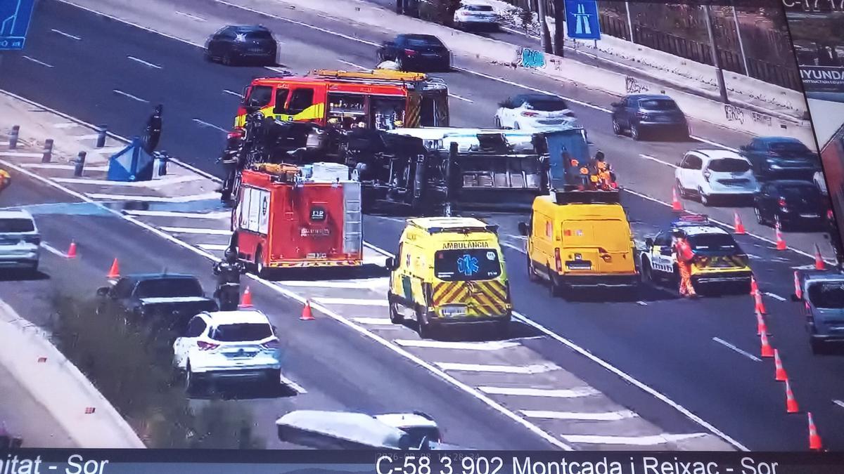 El camión volcado en la C-58 en sentido Sabadell