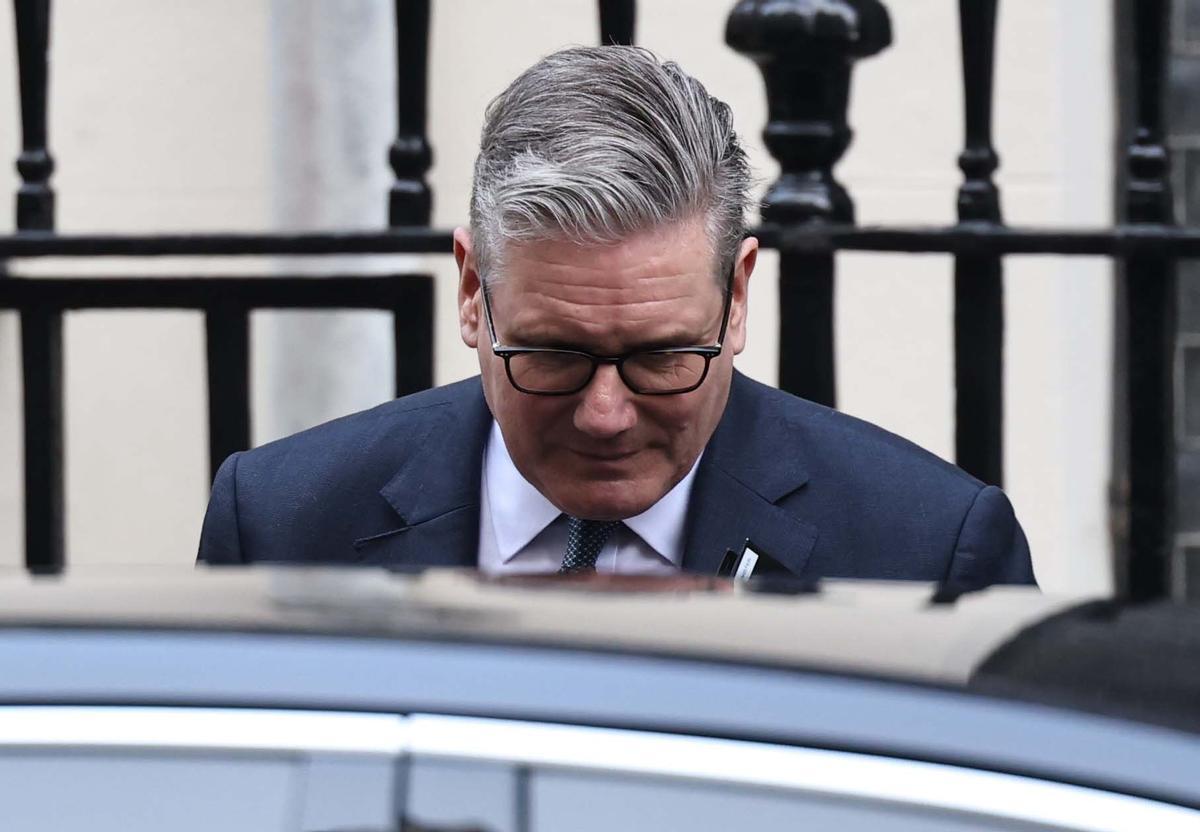 El primer ministro británico, Keir Starmer, sale de la residencia oficial de Downing Street este miércoles.