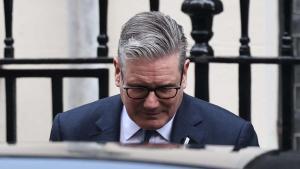 El primer ministro británico, Keir Starmer, sale de la residencia oficial de Downing Street este miércoles.