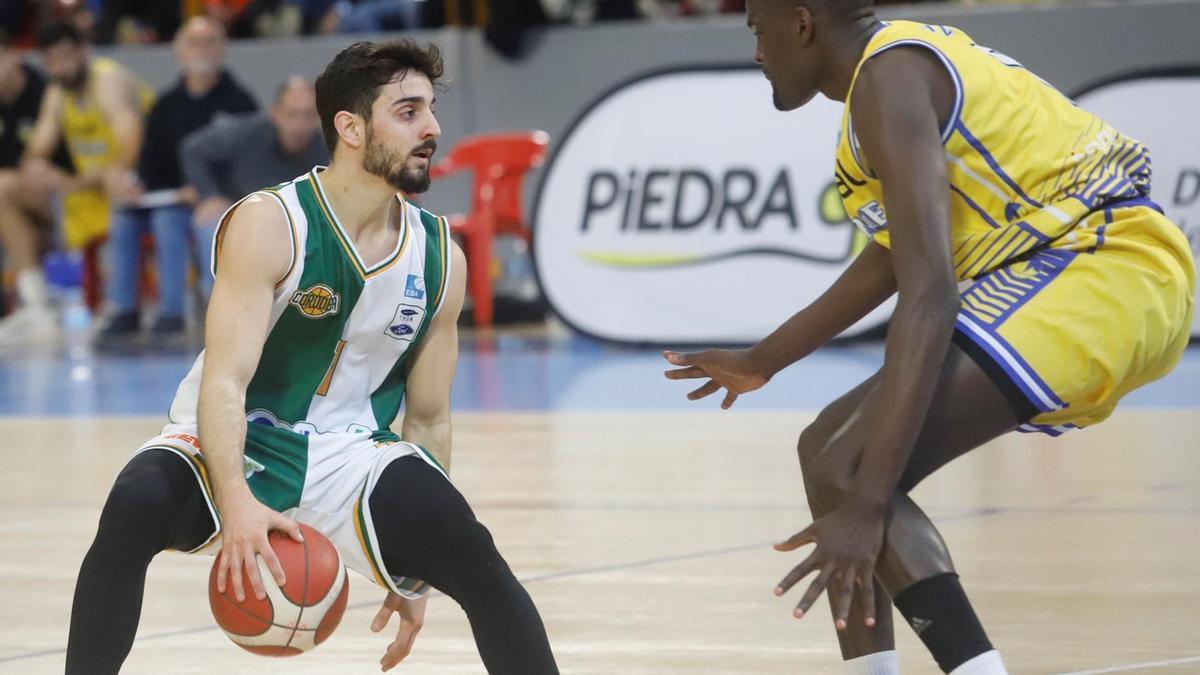 Lucas Muñoz controla el balón.