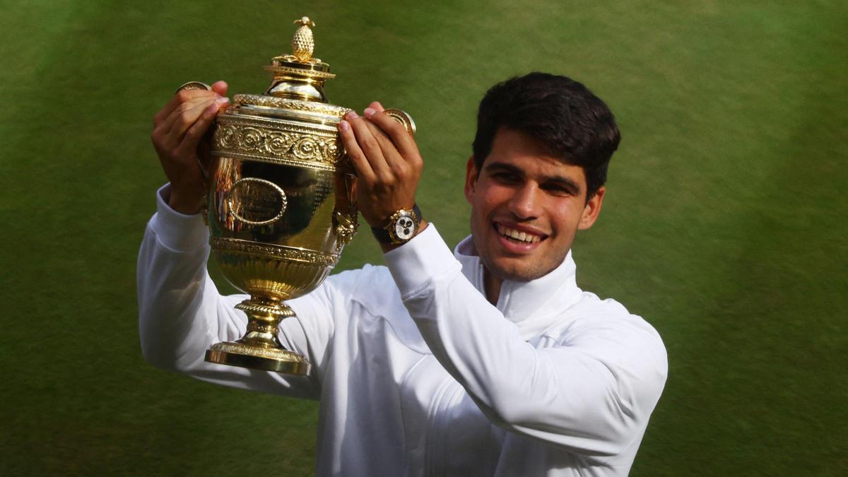 El español Carlos Alcaraz con el trofeo después de ganar la final masculina contra el serbio Novak Djokovic