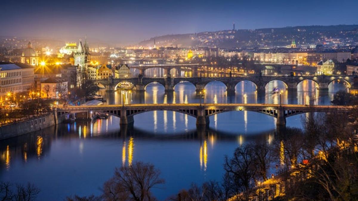 Vista de los puentes de Praga sobre el río Moldava