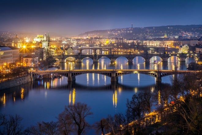 Vista de los puentes de Praga sobre el río Moldava