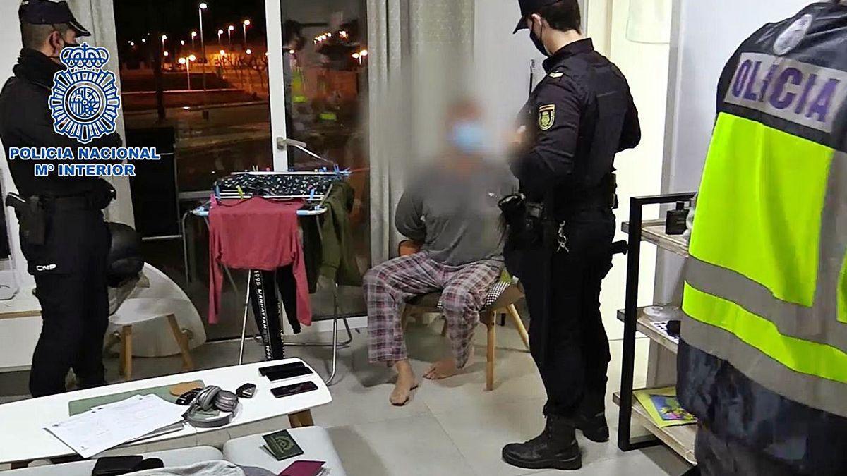 La Policía Nacional con uno de los detenidos en la operación antidroga