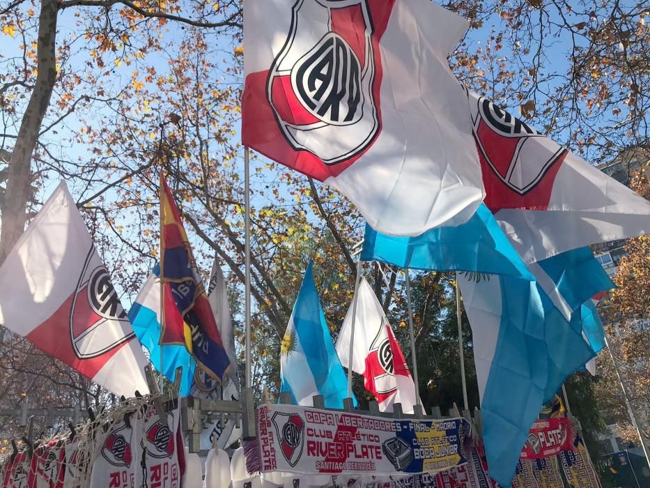 Las aficiones de River y Boca llenan Madrid