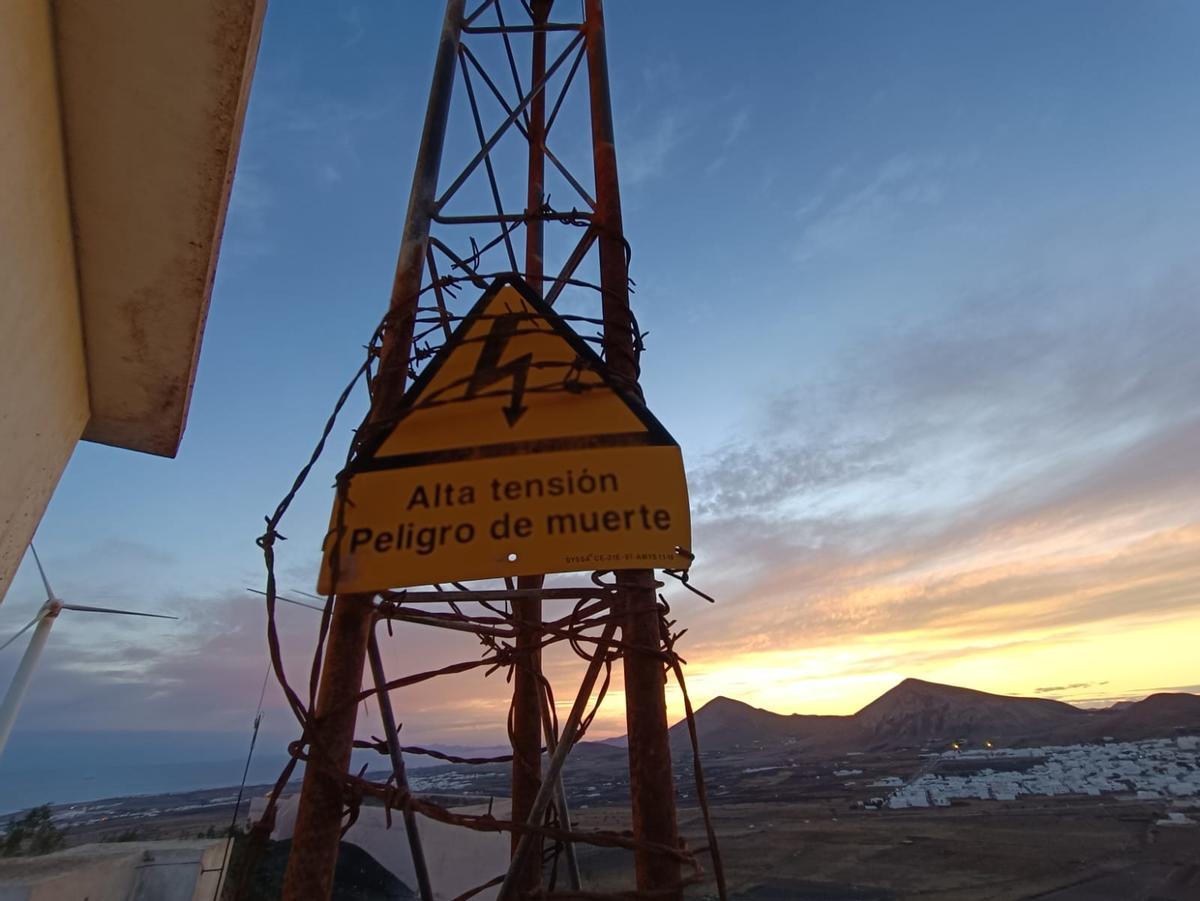 Cartel de peligro en el parque eólico de Montaña Mina, en San Bartolomé.