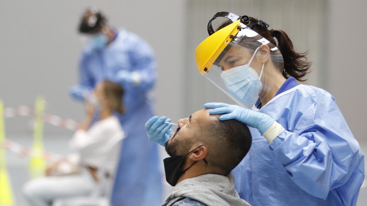 Una sanitaria realiza una prueba de coronavirus a un hombre en el polideportivo de Almodóvar, en una imagen de archivo.